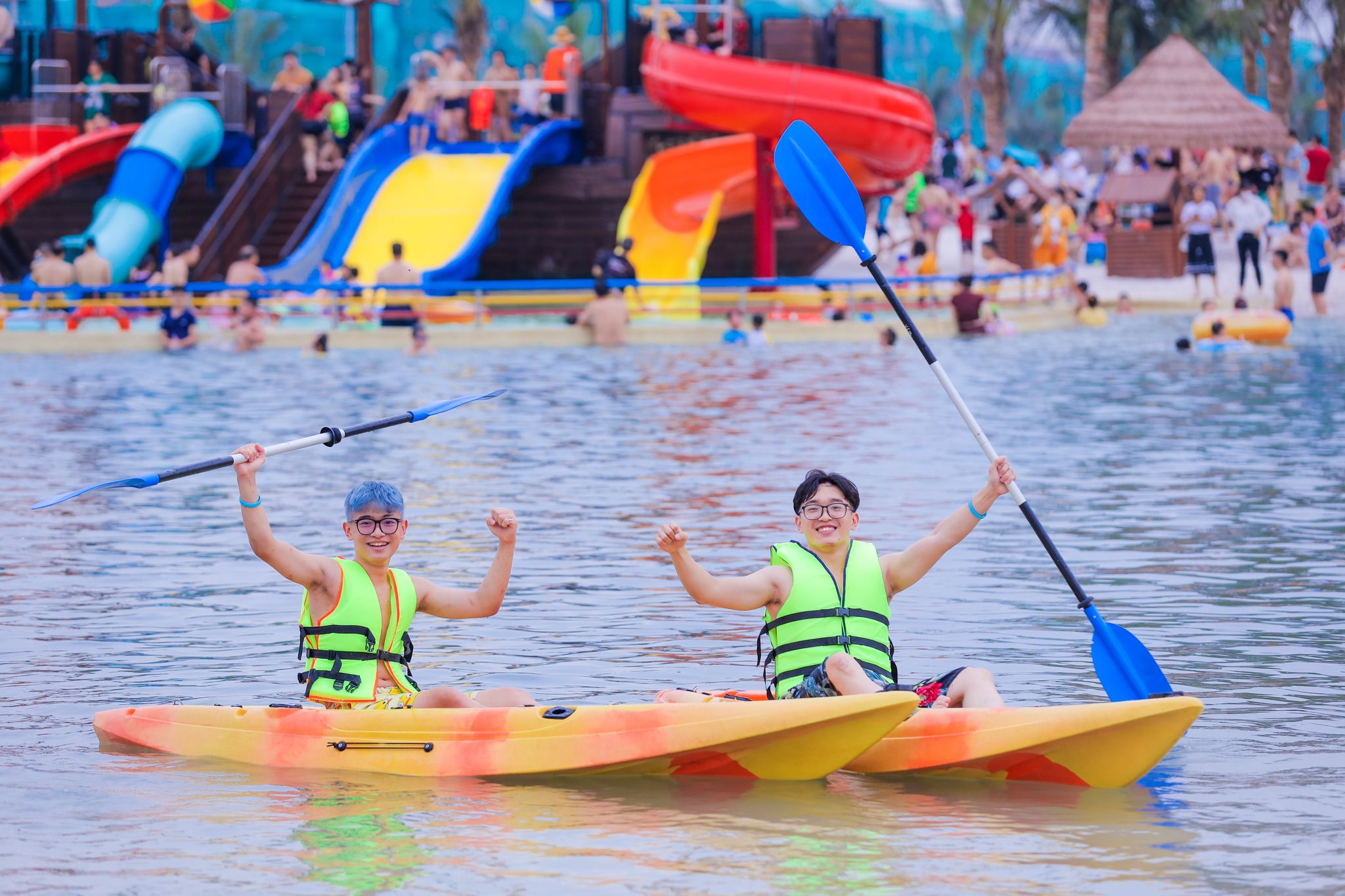 Chèo thuyền Kayak là trải nghiệm không thể bỏ lỡ tại VinWonders Wave Park