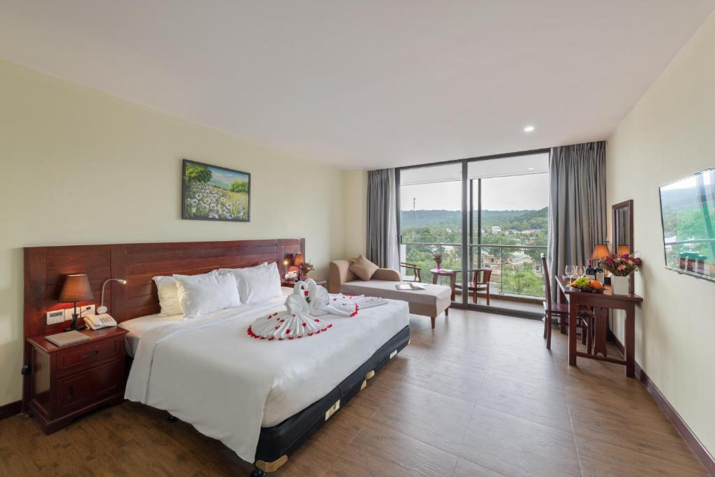 Phòng Deluxe Hill View - Amarin Resort Phú Quốc