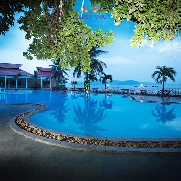 Combo tour du lịch Quy Nhơn Royal Hotel & Healthcare Resort - Hồ bơi
